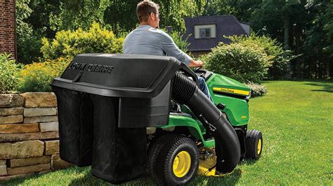 Product Details The new John Deere Bagger for the 100 Series Tractor with a 42 in. deck requires no tools for set up and can be completed in 5-minutes or less. The 2 durable, loose-knit polyester bags with smooth, directed airflow provide efficient bagging performance and clean operation. . 