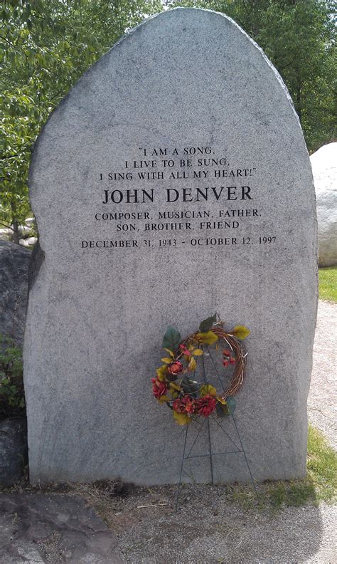 October 17, 1997 Web posted at: 12:24 p.m. EDT (1624 GMT) DENVER (CNN) -- Hundreds of friends, family members and fans of John Denver gathered Friday for a memorial service to say good-bye.... 