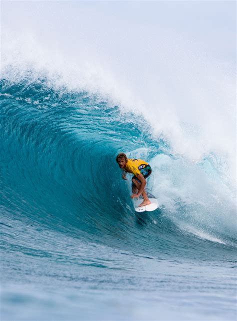 John florence surf. The recent Pipe Pro runner-up John John Florence showed he's ready for more with a dominant debut at Sunset Beach, accruing a 14.83 heat total, over former CT threat Keanu Asing and rising CT returner Jake Marshall. Florence and Marshall slide to the Round of 32 while Asing must overcome the Elimination Round. 