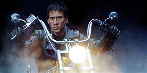 Johnny Blaze (Nicolas Cage) geçimini motorsikleti sayesinde kazanıyordur.