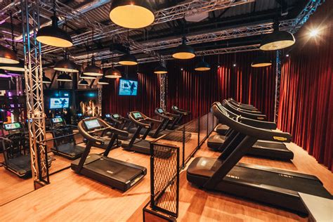 Johnreed. Das erwartet dich in deinem JOHN REED Club (Abhänging vom jeweiligen Cluster): TRAIN TO THE MAX: • LIVE Classes und Group Workouts. • Cycling, Cardio & Free weights. • Functional Area. • Ladies Area. TIME TO RELAX: • Sauna & Relax Lounge. • Whirlpool & Pool. 