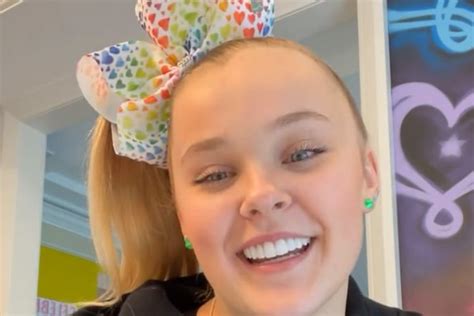 Jojo Siwa, the ⁤17-year-old dancer and YouTube personality, recently took to ⁢social media to make a groundbreaking⁣ announcement about her personal⁣ life. In a series of posts on ‌TikTok and⁣ Instagram, Jojo came‌ out‍ as‍ a member‌ of the LGBTQ+ community and introduced her⁣ fans to her girlfriend, Kylie. ⁢The news was ...