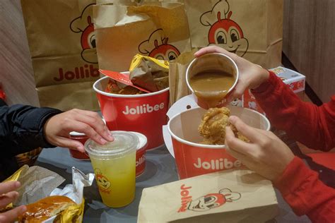 Jollibee flushing. Another glaring menu update is the prices. The Jollibee Menu item prices have gone up. For instance, the beloved Jollibee Yumburger with Fries and Drink has seen a ₱26 price bump, from ₱86 to ₱112. The Pinoy favorite combo Chickenjoy with Jolly Spaghetti and Drink has gone from ₱125 to ₱169, seeing a price increase of a whopping ₱44. 