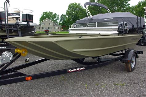 Jon boats used. The Lund 1870 Predator CC (center console) river jon boat is a rugged aluminum camo hunting boat for any outdoorsmen. The center console design provides 360 degree maneuverability and carries Lund's legacy of unmatched durability. Whether you searching for catfish in the bayou or casting for norther pike in Canada. 