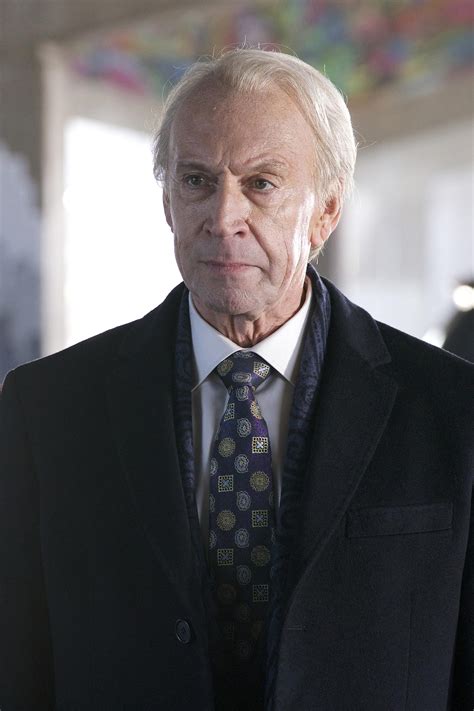 Jonathan Hyde. 