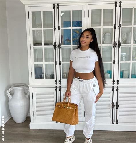 Jordyn Woods heads into The Nice Guy for her birthday party on Sept. 18. (GIO / BACKGRID) ... keeping the rest of her face bronzed and neutral with a dark nude glossy lip and plenty of highlighter.. Jordyn woods nude