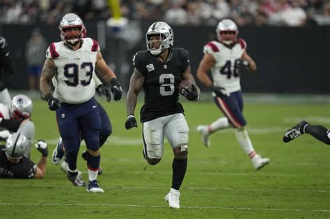 Josh Jacobs’ declining production for the Raiders continues a trend from late last season