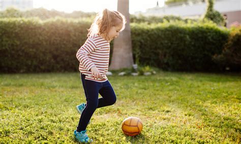 Jouer au ballon et à la balle