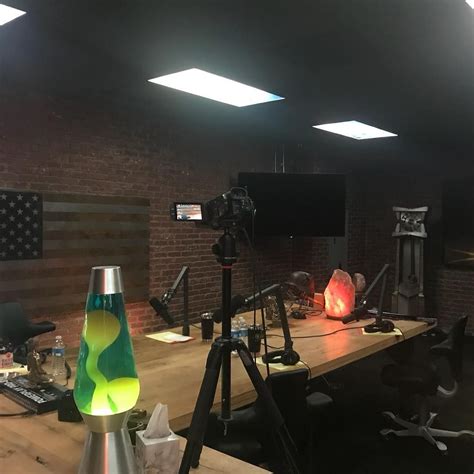 Jre austin studio location. Jul 17, 2023 · Peter Vitale / Benjamin Woods. MMA commentator, podcast host and chimp enthusiast Joe Rogan moved out of California and into the great state of Texas. Leaving his measly 7,600-square-foot house in the Golden State behind, he picked up a 10,980-square-foot mansion with eight bedrooms in Austin, Texas, for $14.4 million. 