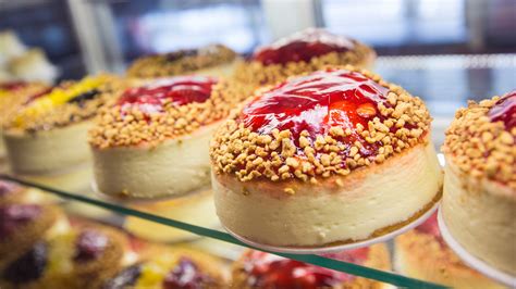 Jrs cheesecake new york. Junior's cheesecake is built atop a thin layer of sponge cake. Google New York-style cheesecake and you'll find that the majority of the recipes call for a graham cracker crust. There's no denying ... 