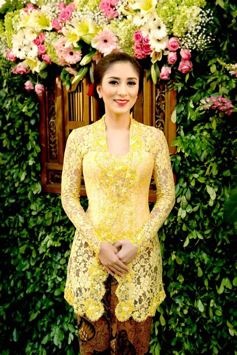 Jual Baju Kebaya Pesta Warna Putih Model Terbaru & Kekinian