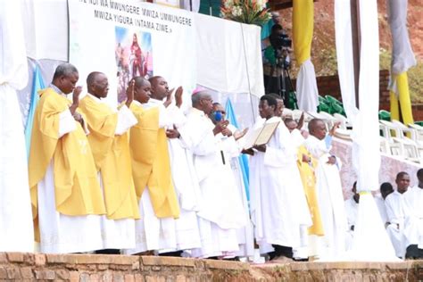 Jubilé d'or des premières ordinations sacerdotales au burundi, 1925 1975. - Au service des croix de feu.