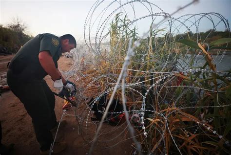 Judge orders federal agents to stop cutting Texas razor wire for now at busy Mexico border crossing