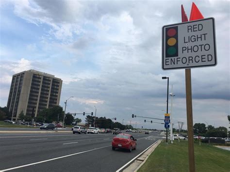 Judge rules Oakbrook Terrace must remove red light cameras near mall