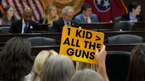 Judge temporarily blocks new Tennessee House Republican ban on signs