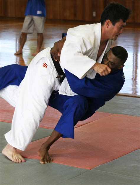 List of Judo Sacrifice Techniques (Sutemi Waza) Here are instructions that will help you to learn a variety of Judo throws based on sacrifice techniques. The Japanese name for these Judo sacrifice techniques is Sutemi Waza. For additional Judo throws, you should visit the throw sections focused on Hip Techniques, Hand Techniques and Foot Techniques. For …. 