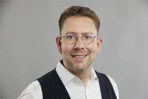Juergen hahn. Hahn's research focuses on the development of new systems analysis techniques and their application in systems biology as well as for traditional chemical ... 