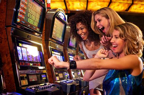 Jugando en la máquina en un casino en línea.