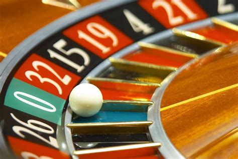 Jugar a la ruleta por dinero en un casino.