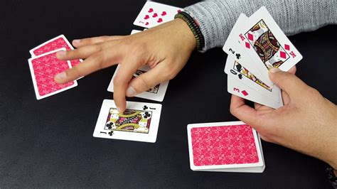 Jugar a las cartas en el casino.