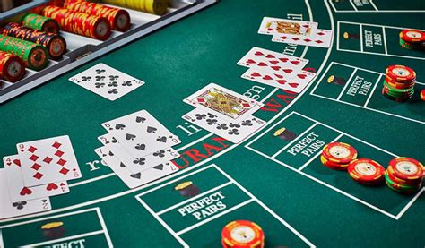 Jugar al blackjack en el casino online.
