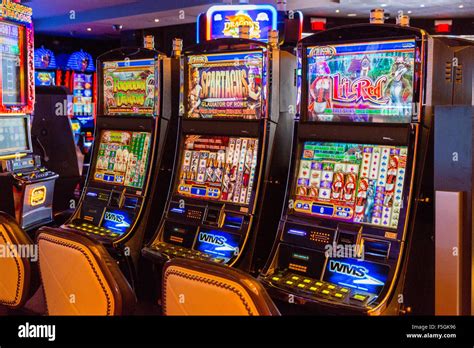 Jugar por dinero en las máquinas tragamonedas del casino.