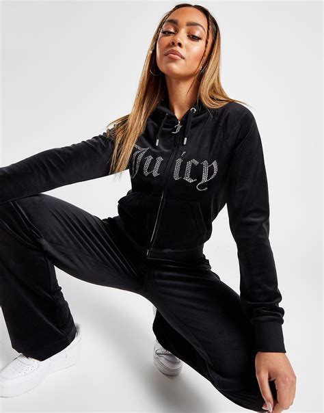 Juicy contur. Handla Juicy Couture onlinebutik för glamorösa träningsoveraller i velour eller separata Del Ray-byxor och Robertson-huvjackor. Fashionabla och roliga kläder som ger LA-stil och attityd till kvinnor och tjejer. 