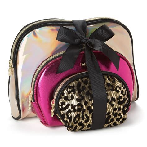 HIGH QUALITY: The Juicy Couture Cosmetics Train Case Makeup Bag is made of durable fabric with accented zipper pulls; Ideal as a toiletries kit with statement-making prints, patterns and styles; No matter your style, Juicy Couture has a cosmetics bag for you individual style ;