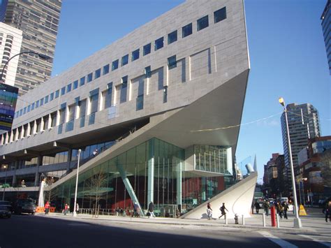 Juilliard university. Program Length and Transfer Credits. You are required to study at Juilliard for a minimum of two years. Total program length is determined after enrollment by evaluation of your transcript (s) and the results of placement exams. You are required to take a minimum of 12 liberal arts credits at Juilliard. 
