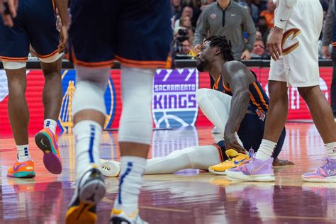 Julius Randle sprains ankle again in series-clinching win over Cavs