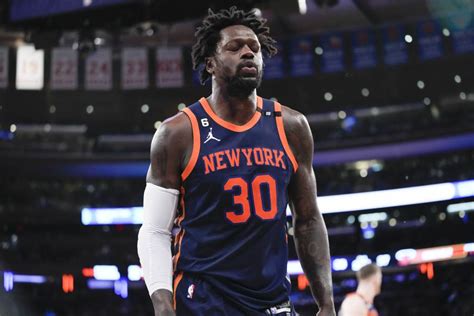 Julius Randle suffers ankle injury in Knicks’ 101-92 victory over Miami Heat