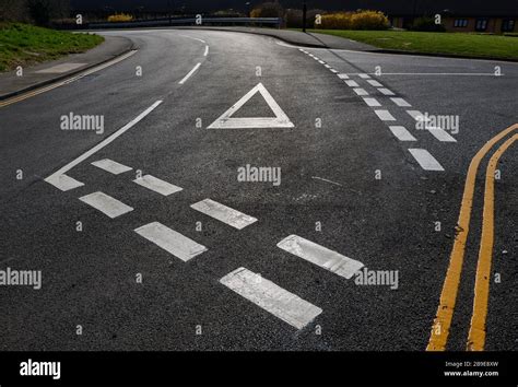 Junction with no road markings. - The Student Room