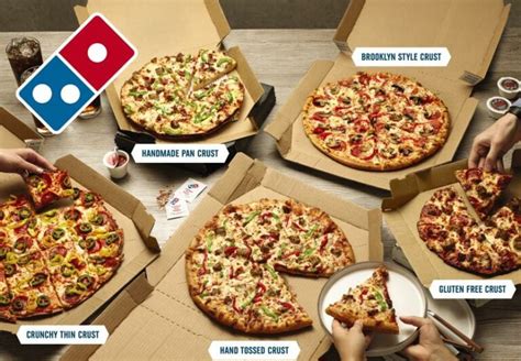 There is 17 carbs in one slice of Domino’s thin crust pizza. This is roughly 5% to 7% of your daily carb intake. Two Slices (Large) There are 34 carbs in two slices of Domino’s thin crust pizza. This is roughly 10% to 14% of your daily carb intake. Whole Pan Pizza. There are 136 carbs in one whole large Domino’s thin crust pizza.
