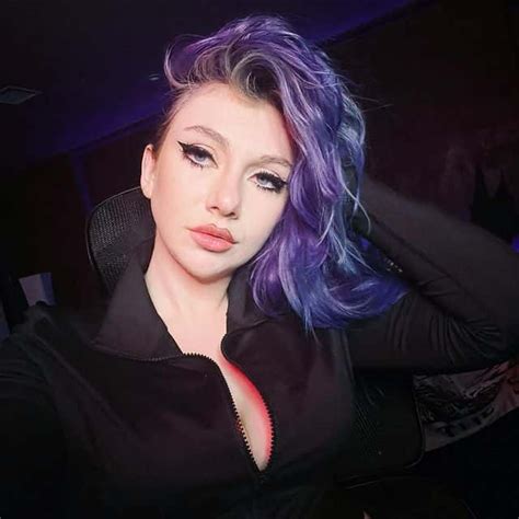 Published Sep 5, 2022. Popular Twitch streamer JustAMinx needs surgery after a bad fall that broke her ankle, which she had livestreamed the aftermath of. Twitch streamer JustAMinx needs surgery .... 