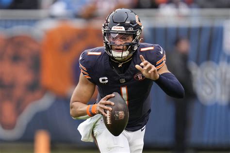 Justin Fields leads Bears to 28-13 win over NFC North-leading Lions
