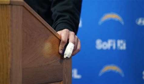 Justin Herbert’s struggles in the past 2 Chargers games bring more attention to his broken finger
