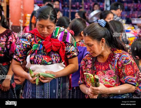Idioma k’iche’ en Guatemala. En Guatemala, el k’iche’ es parte del grupo de lenguas mayenses. Los hablantes de esta lengua es la comunidad lingüística más extensa y el segundo idioma más hablado del país después del español. El idioma tiene variaciones, por lo que algunas de ellas son consideradas como lenguas separadas.. 