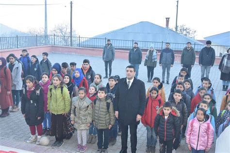 Köyünde ilkokulu okuduktan sonra, köyündeki hocalardan Kur'an dersleri okudu.