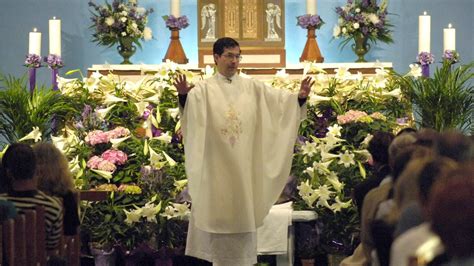 Kürtaj karşıtı Priests for Life grubunun liderliğini yapan Pavone, kürtaj yapılmış bir ceninle çektiği videolarla gündeme gelmişti.