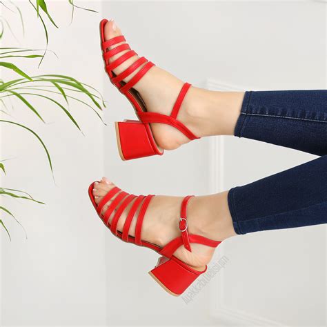 Kırmızı topuklu sandalet