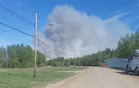 K’atl’oodeeche First Nation, Hay River, N.W.T., order evacuations as wildfire spreads