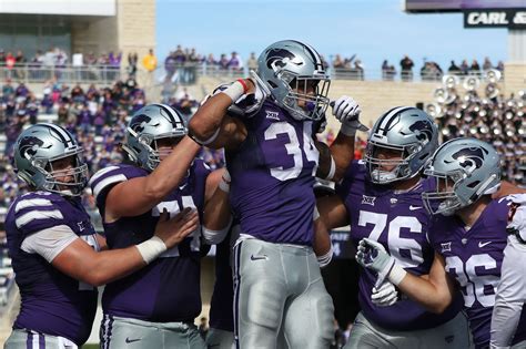 K state football score yesterday. The Wildcats outgained the Sooners 279-227 in the first half, rushing for 150 yards — 80 of those from Vaughn. Martinez delivered the back-breaker with less than three minutes remaining, breaking off a 55-yard run on third-and-16. Two plays later, Martinez scored his fourth rushing touchdown of the game to put the Wildcats up 41-27 with less ... 
