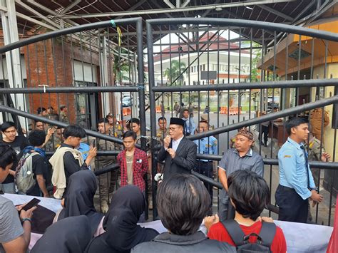 Kantor Bahlil Dikepung Mahasiswa, ESDM Dinilai Tutup Mata Soal ... - muktibox.com