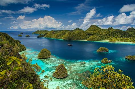 Kekayaan Alam Raja Ampat - Asrama Kampus 1 - raincitystudios.com