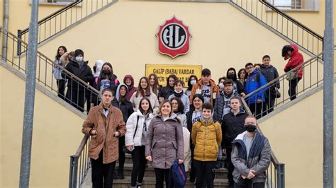 Kabataş Erkek Lisesi geçen yıl da okul kız öğrencilerini Beşiktaş Zübeyde Hanım Mesleki ve Teknik Anadolu Lisesi'ne erkek öğrencilerini de Üsküdar'da bir yurda göndermişti.