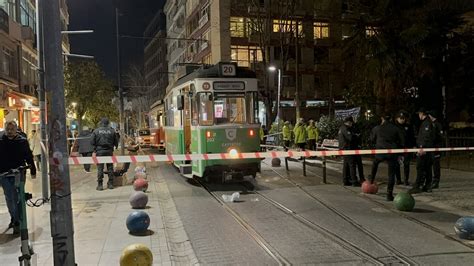 Kadıköy'de torununu kurtarmak isterken tramvayın altında kalan kadının görüntüsü kameraya yansıdıs
