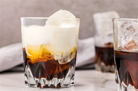 Kahlua sombrero. Top your whipped cream with a chocolate covered espresso bean. Make a Mexican coffee cinnamon drink by omitting the whipped cream and sprinkling cinnamon over the coffee instead. Turn this Kahlua coffee recipe into a dessert cocktail by replacing the whipped cream with vanilla bean ice cream. Serve with a cinnamon stick as a stir stick. 