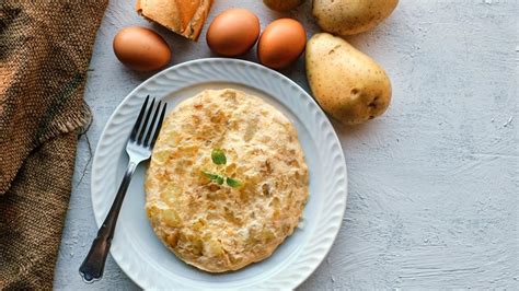 Kahvaltэya 10 dakikada patatesli omlet tarifi! Эspanyollarэn patatesli ve soрanlэ omletis