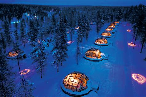 Kakslauttanen - Kakslauttanen. Kakslauttasen lasi-igluja. Kakslauttanen Arctic Resort Oy [1] on lasi-igluistaan tunnettu lomakylä Sodankylän Saariselällä. Lasi-iglut ovat kupolimaisella lasikatolla varustettuja, osin maan alle kaivettuja hotellihuoneita tai lomamökkejä, jotka soveltuvat revontulien katseluun talvisin. [2] [3]
