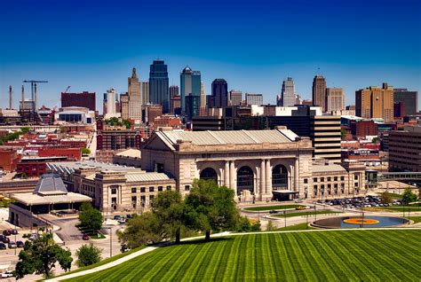 Kansas City's university is now an official higher education partner of Kansas City's team! UMKC and the Kansas City Chiefs recently signed a five-year partnership that focuses on recruitment and student success, including scholarships, mentoring, stadium tours and game-day events.. 